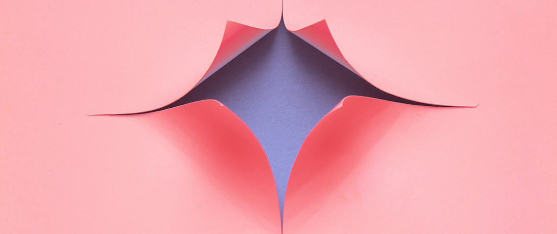 Blauer Hintergrund hinter zerschnittenem Papier